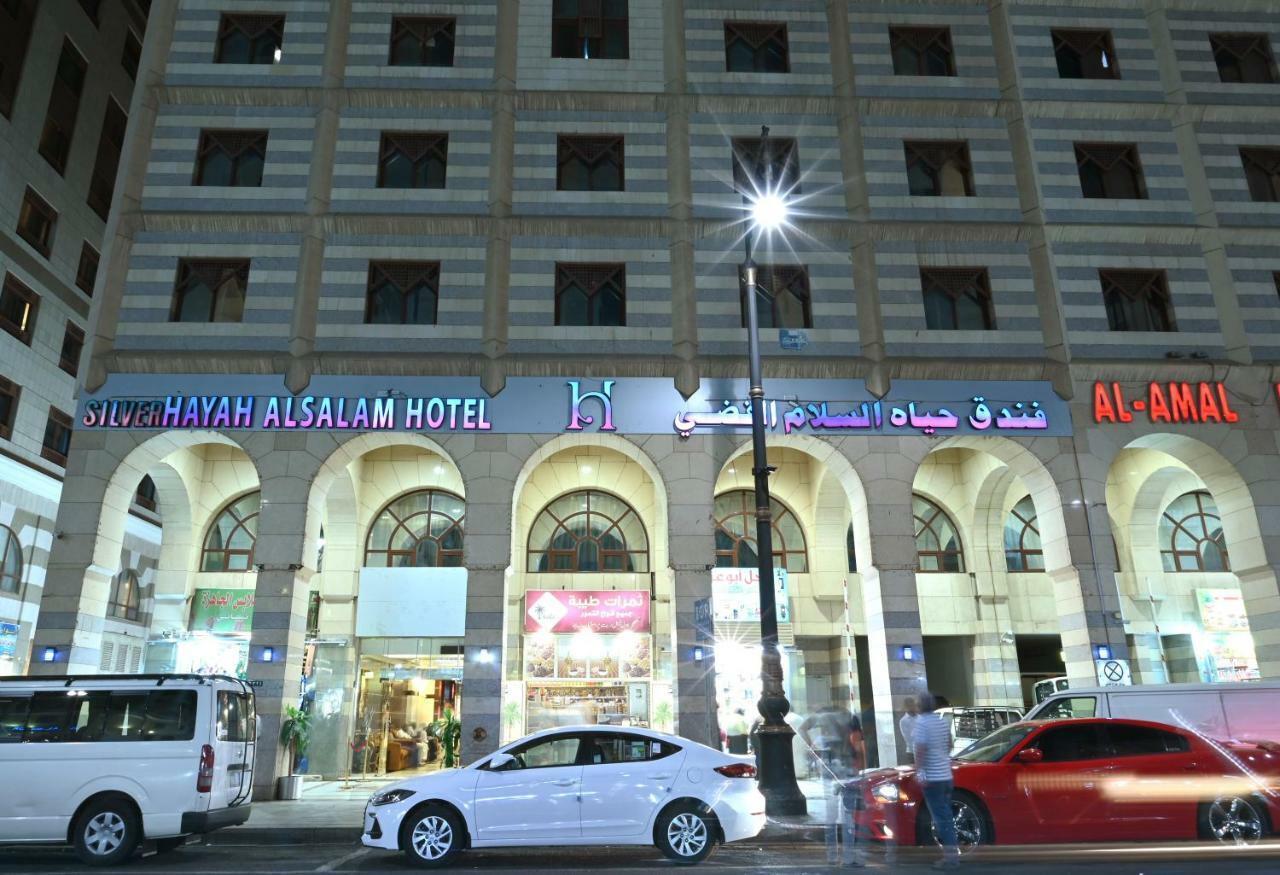 Luxury hotels in Medina with halal food options